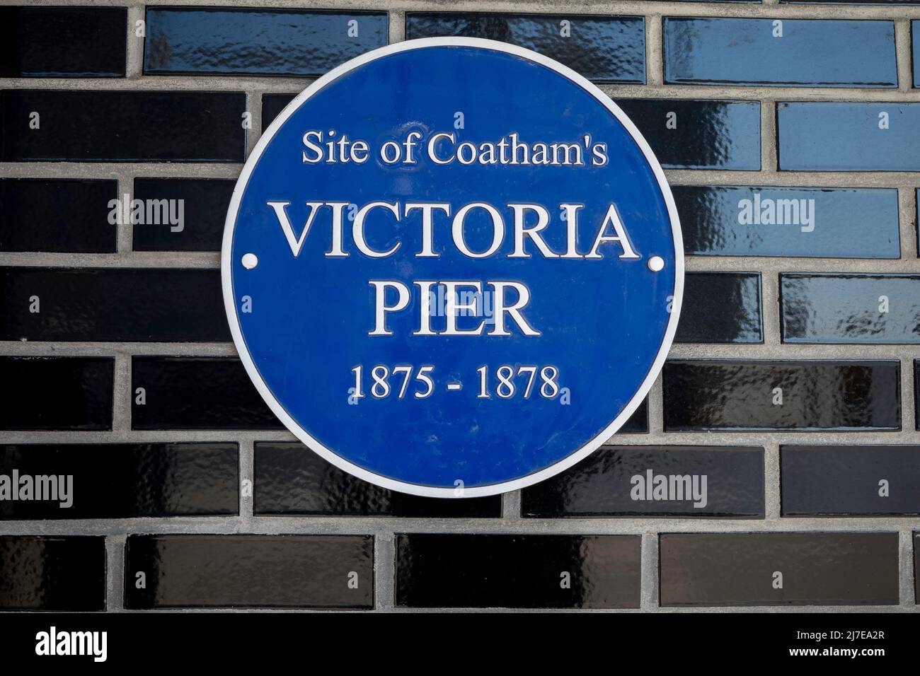 Plaque bleue sur le nouveau Regent Cinema sur le front de mer de Redcar montrant l'emplacement de Coatham Pier 1875-1898 Banque D'Images