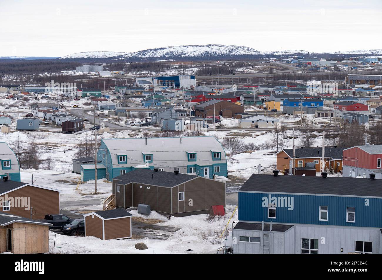 Les bâtiments de la ville de Kuujjuaq, au Québec, sont vus sur le