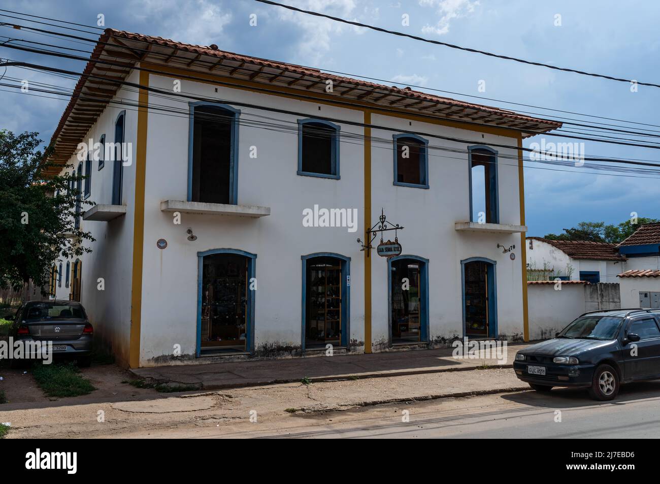 La grande ancienne maison coloniale de Serra Azul magasin, une petite entreprise locale situé dans la rue Inconfidentes, à proximité du centre historique de Tiradentes. Banque D'Images
