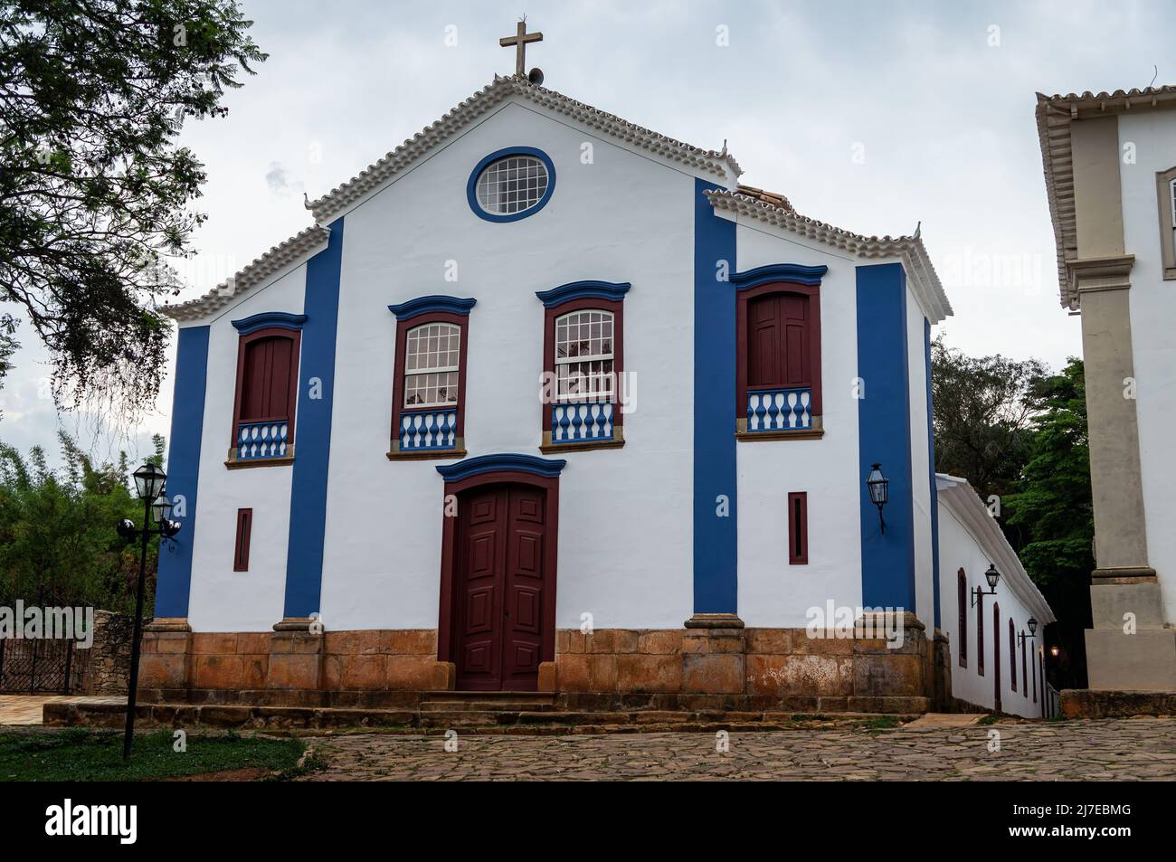 Façade de la belle église évangélista de Sao Joao située dans la rue Padre Toledo dans le centre historique de Tiradentes sous ciel nuageux. Banque D'Images