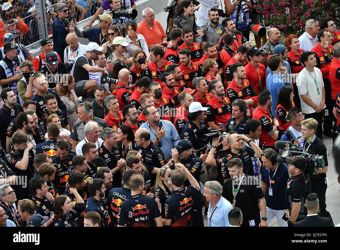 05/08/2022, Miami International Autodrome, Miami, FORMULE 1 CRYPTO.COM GRAND PRIX DE MIAMI, en photo podium: Ferrari et Red Bull mécaniciens attendent la cérémonie de remise des prix. Banque D'Images