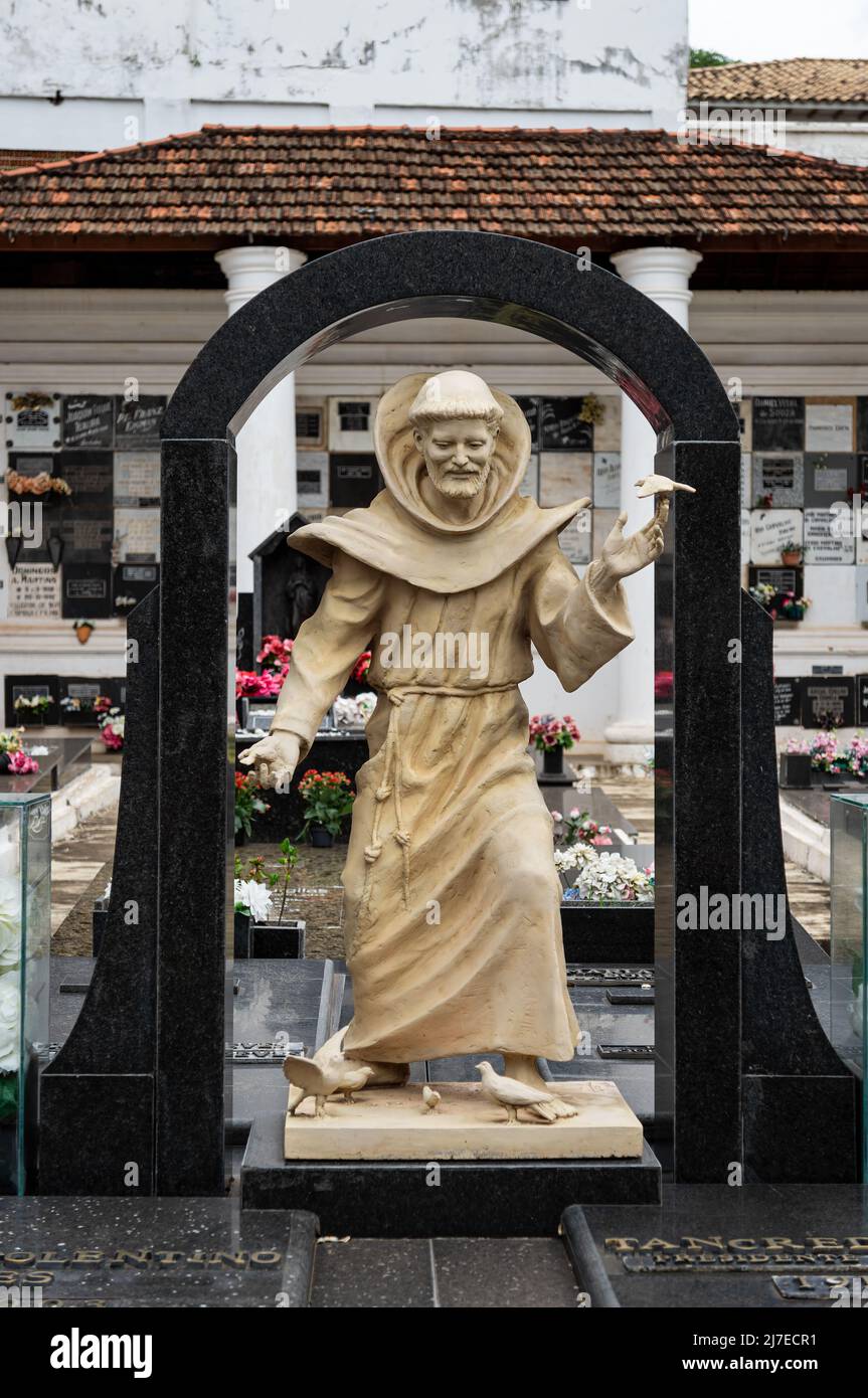 La statue de François d'Assise aux tombeaux de Tancredo Neves et de sa femme Risoleta Tolentino