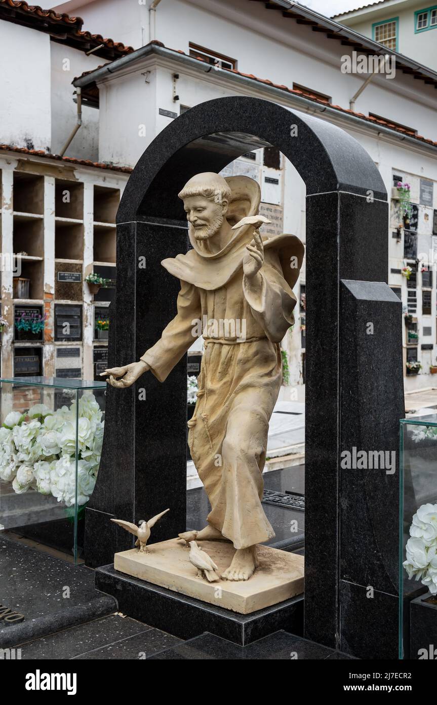 La statue de François d'Assise aux tombeaux de Tancredo Neves et de sa