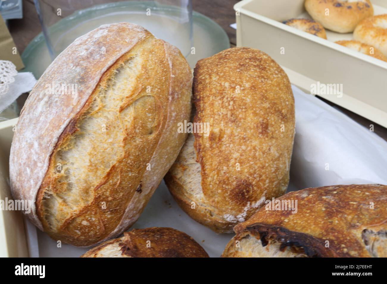 Gros plan sur le pain. Pain de levain fraîchement cuit avec une croûte dorée . Concept boulangerie , texture pain levain Banque D'Images
