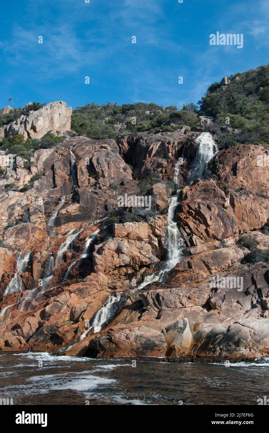 Paysage côtier, parc national de Freycinet, Tasmanie, Australie, assisté de la croisière dans la baie de Wineglass Banque D'Images