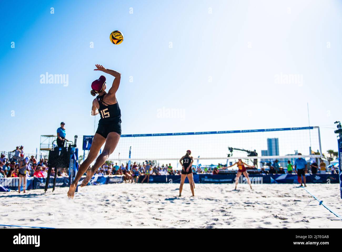 8 mai 2022, Gulf Shores, Alabama, États-Unis: ALAINA COCHAN (15) sert pendant le championnat national de volley-ball de plage NCAA double entre l'USC et l'État de Floride. (Image de crédit : © Matthew Smith/ZUMA Press Wire) Banque D'Images