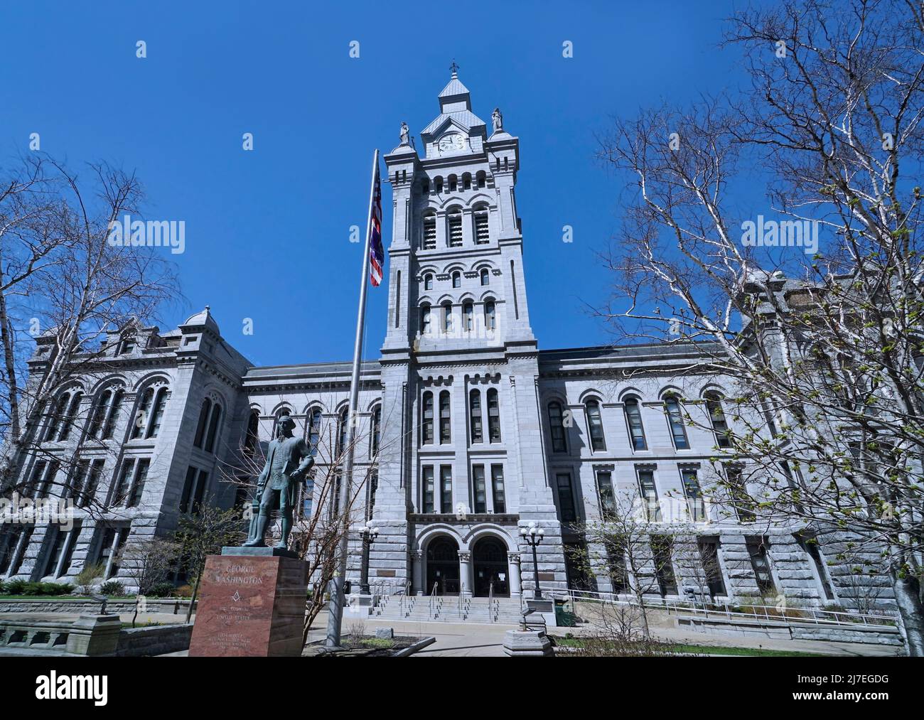 Statue de George Washington habillée comme une Mason, devant l'ancien palais de justice du comté d'Erie, construit en 1875 Banque D'Images