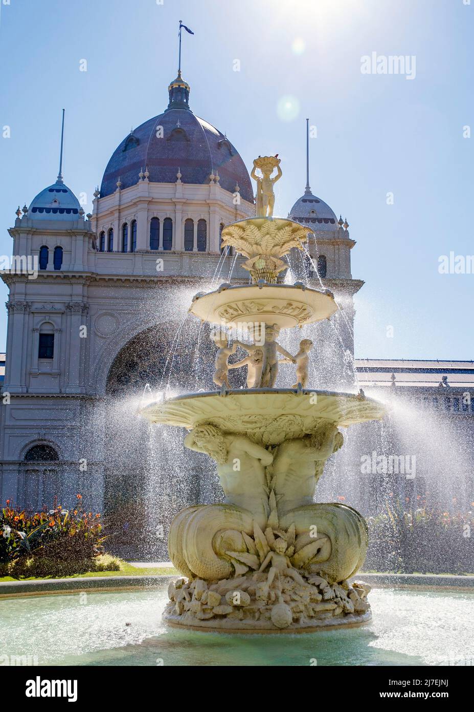 Fontaine Hochgurtel devant le Royal Exhibition Building, Carlton Gardens, Melbourne, Victoria, Australie, Samedi 16 avril 2022. Photo : David Rhibou Banque D'Images