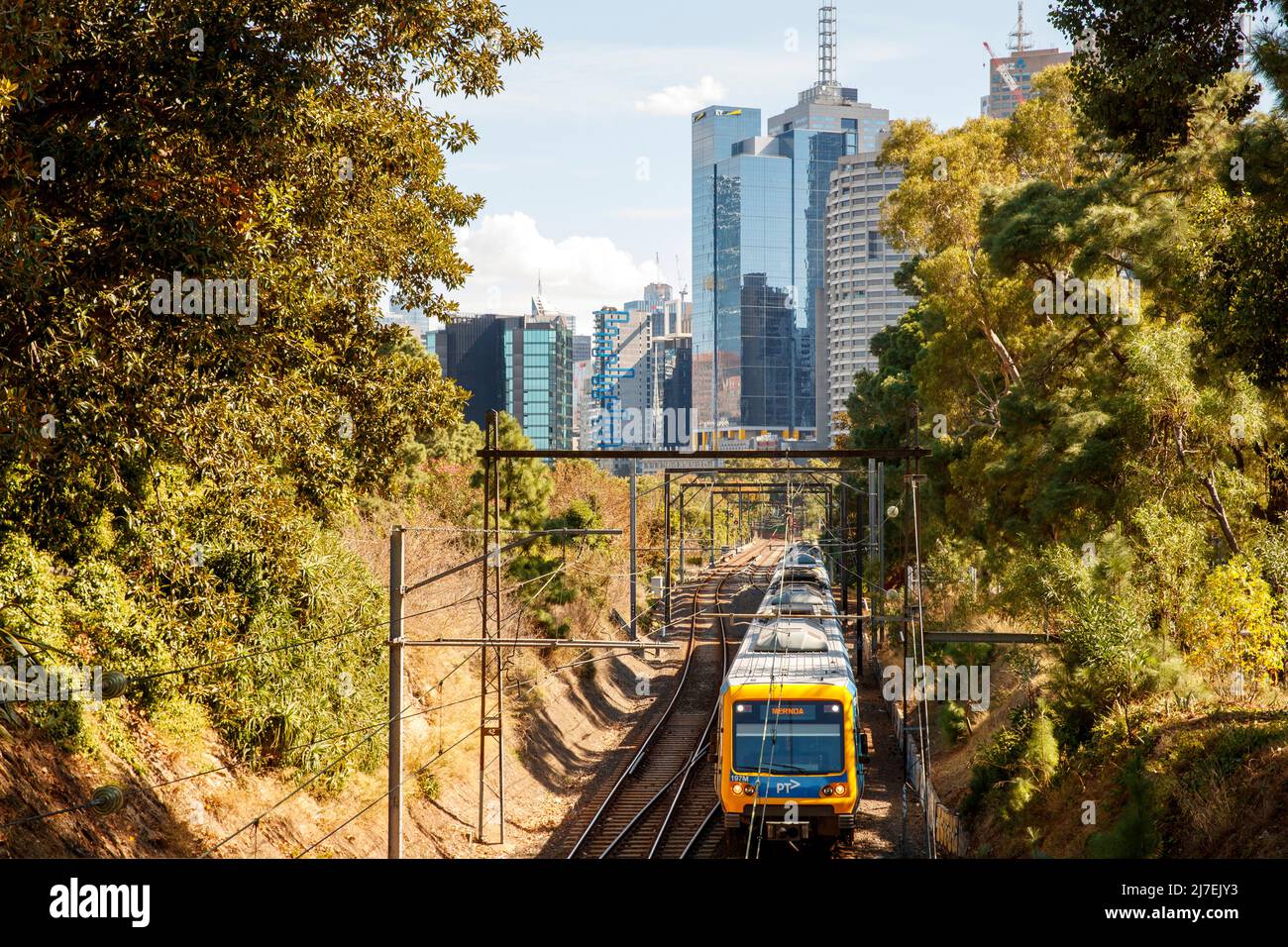 Entraînez-vous sur des pistes avec la ville en arrière-plan, Melbourne, Victoria, Australie, samedi, 16 avril 2022.photo: David Rowland / One-Image.com Banque D'Images