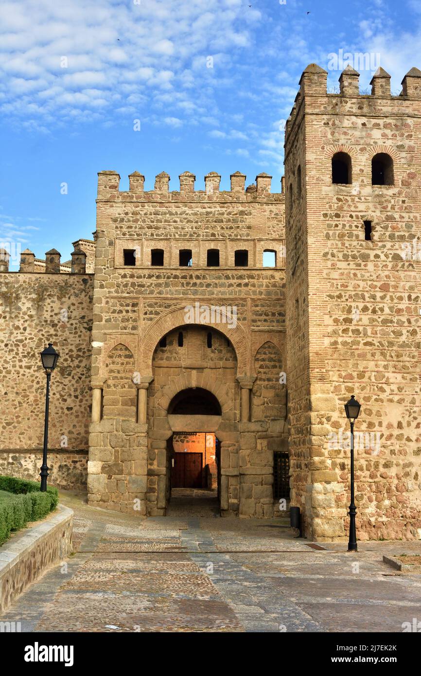 Porte Alfonso VI ou ancienne porte Bisagra. Ancienne porte médiévale dans la ville historique de Tolède en Espagne. Cette porte est d'origine musulmane et a été construite en 10 Banque D'Images