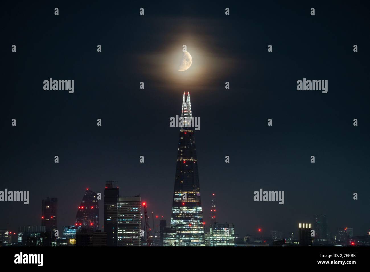 Londres, Royaume-Uni. 9th mai 2022. Météo au Royaume-Uni : début de l'ascension au-dessus du gratte-ciel de Shard. Un quart de lune de 51,7 % continue de s'installer au-dessus de la ville aux premières heures de lundi, en direction nord-ouest. Credit: Guy Corbishley/Alamy Live News Banque D'Images