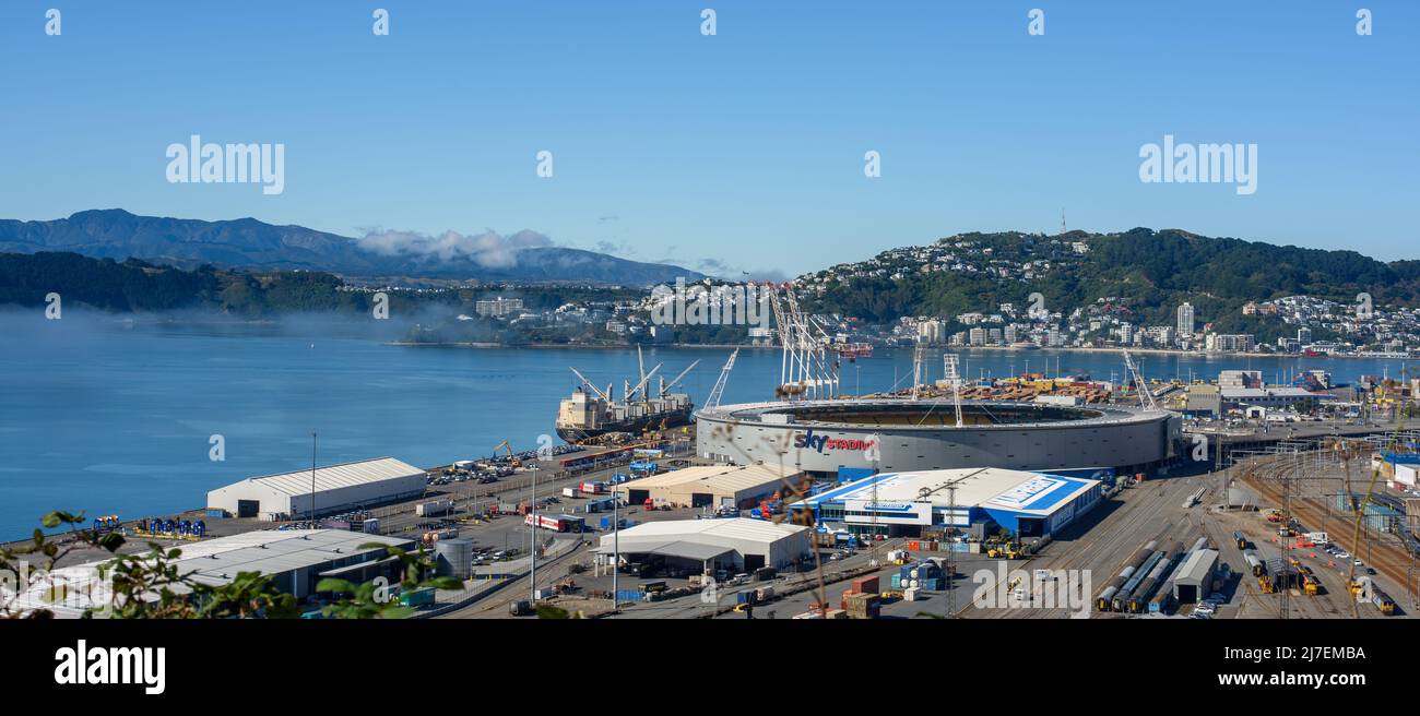Vue sur la ville et le port, avec transport maritime, gares ferroviaires, stade sportif avec collines au-delà. Wellington, Nouvelle-Zélande Banque D'Images