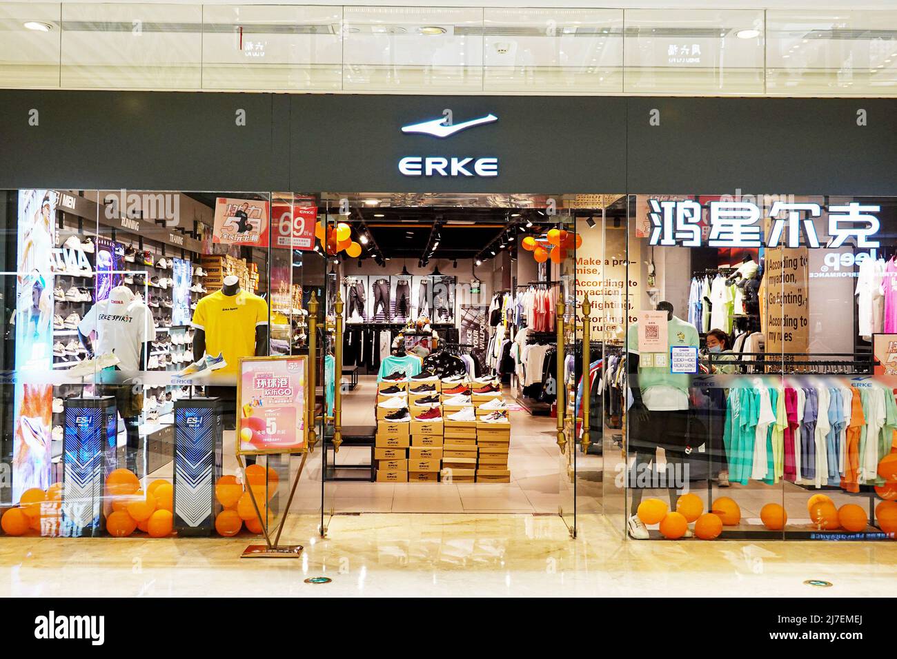 Le magasin de vêtements de sport Hongxing Erke est en activité à Changzhou. Banque D'Images