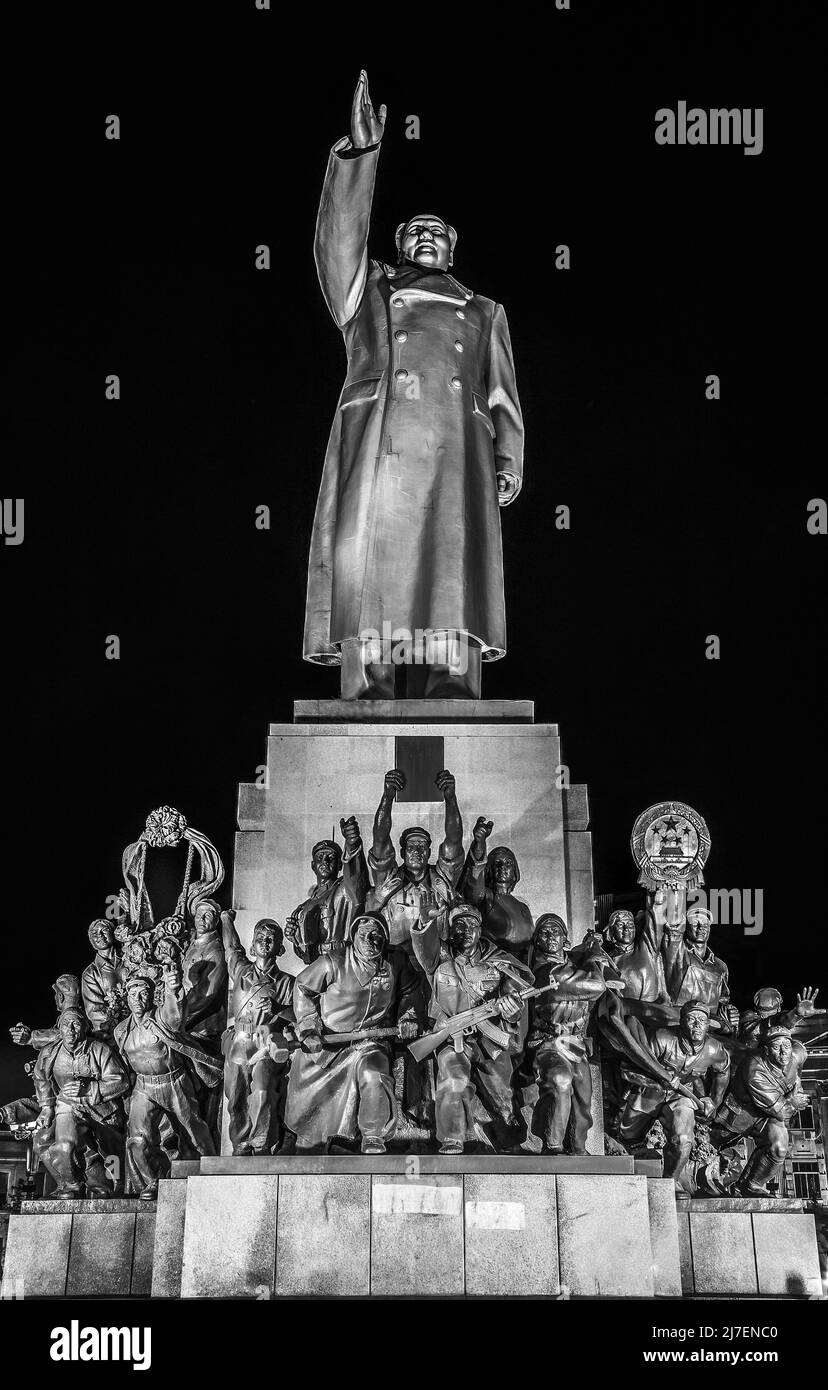 Black White Mao Statue Heroes Zhongshan Square Shenyang Liaoning province Chine Night Lights Statue construite en 1969 dans la Révolution culturelle Banque D'Images