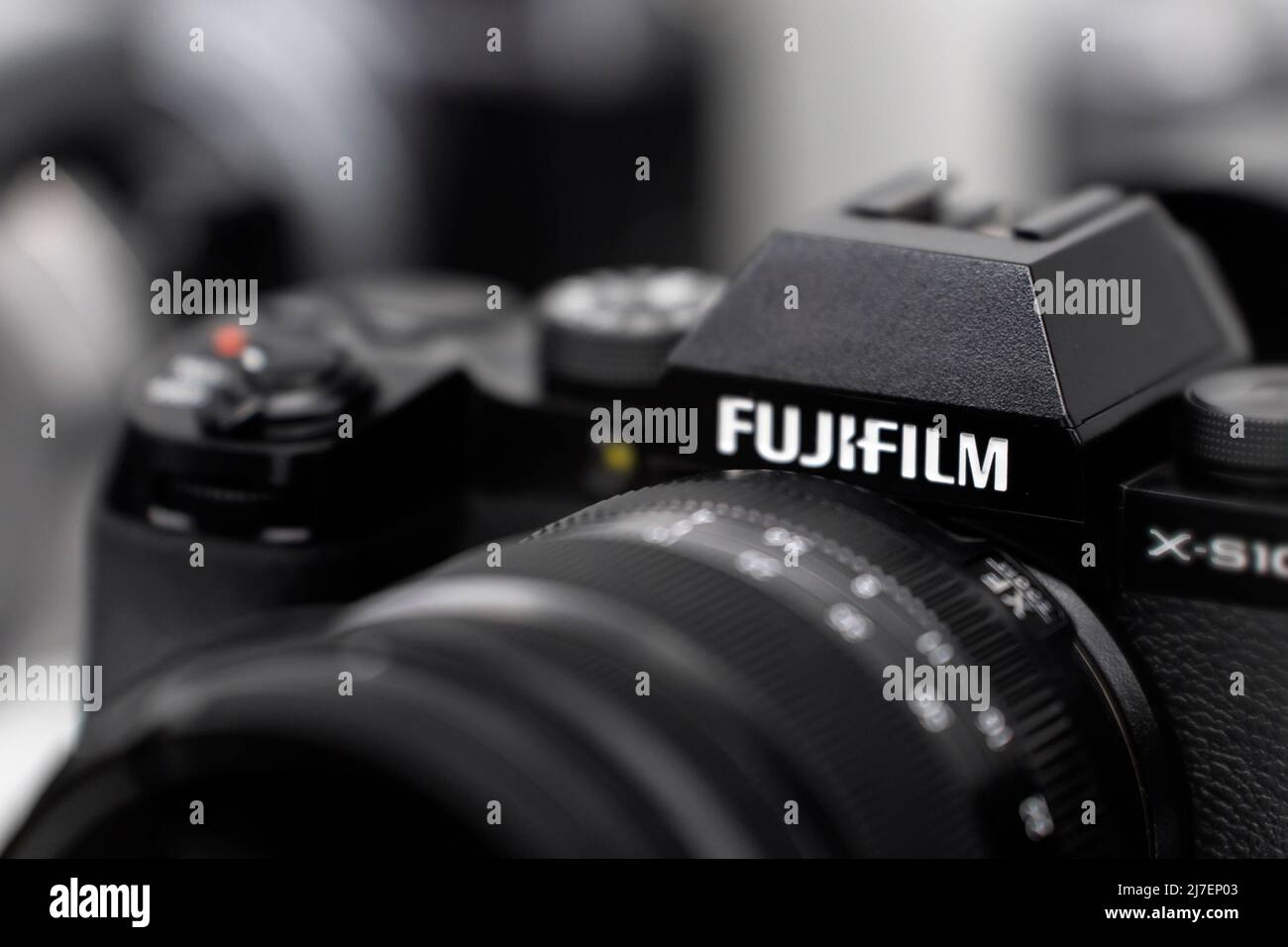 Krasnoyarsk Russie, 2022 05 09 : appareil photo Fujifilm et logo fuji gros plan Banque D'Images