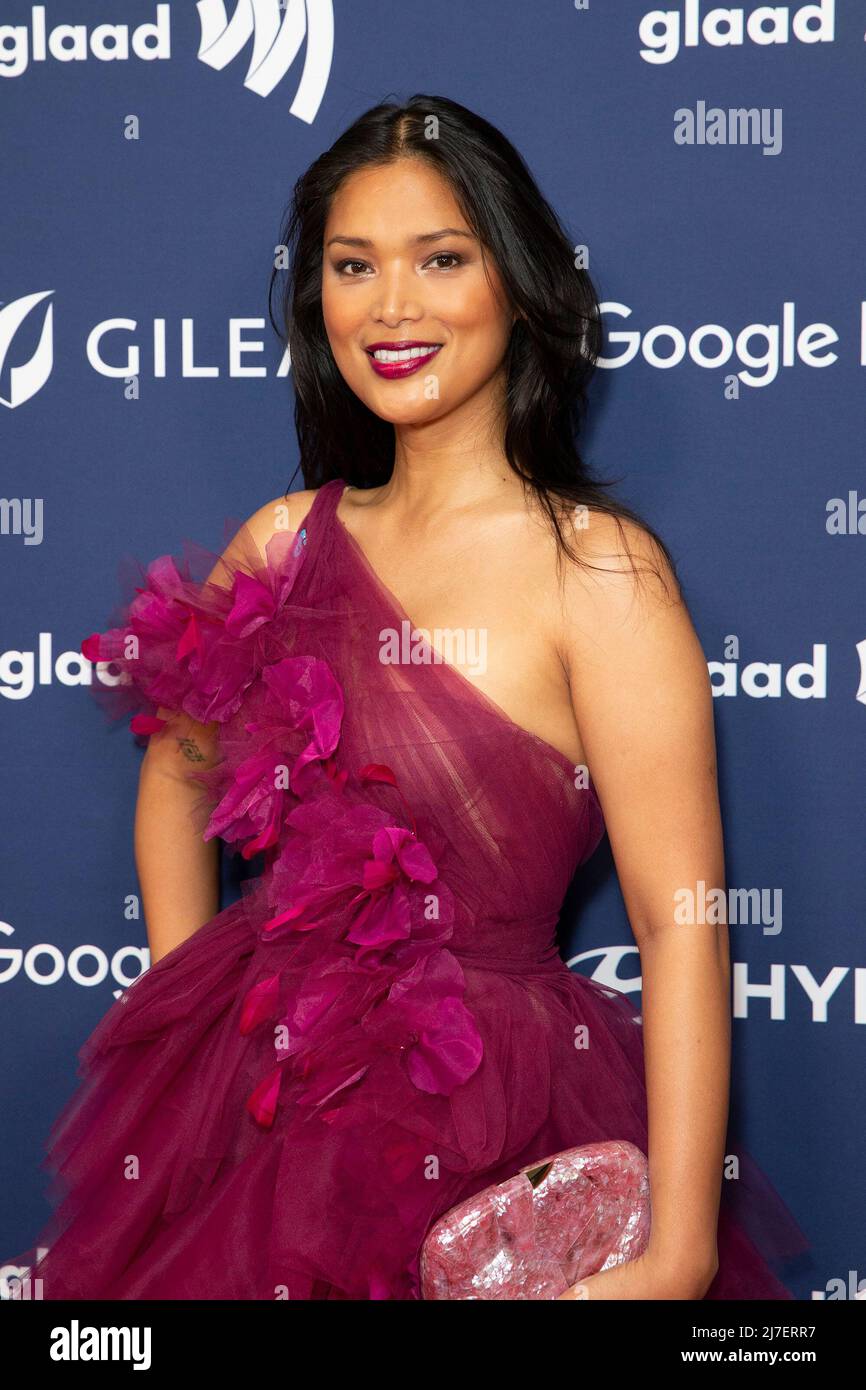 Geena Rocero porte une robe de Marchesa participe aux Oscars annuels de  médias GLAAD 33rd au Hilton Midtown. Les prix des médias GLAAD rendent  hommage aux médias pour des représentations justes, précises