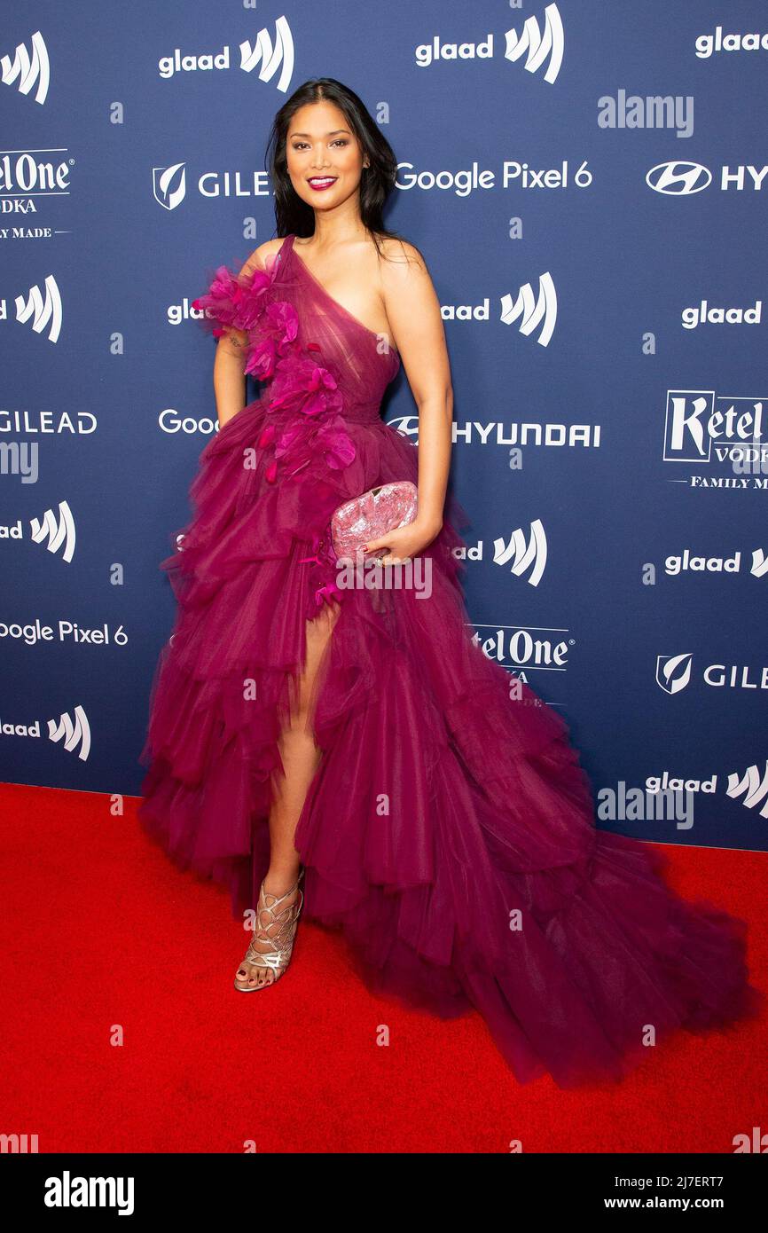 Geena Rocero porte une robe de Marchesa participe aux Oscars annuels de  médias GLAAD 33rd au Hilton Midtown. Les prix des médias GLAAD rendent  hommage aux médias pour des représentations justes, précises et inclusives  des personnes et des ...