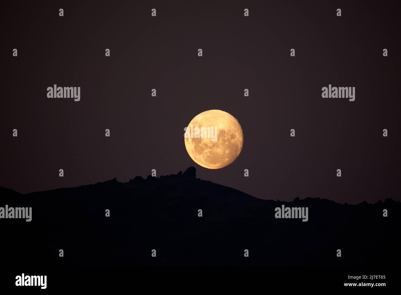 Pleine lune au-dessus de Leaning Rock, Dunstan Mountains, Central Otago, South Island, Nouvelle-Zélande Banque D'Images