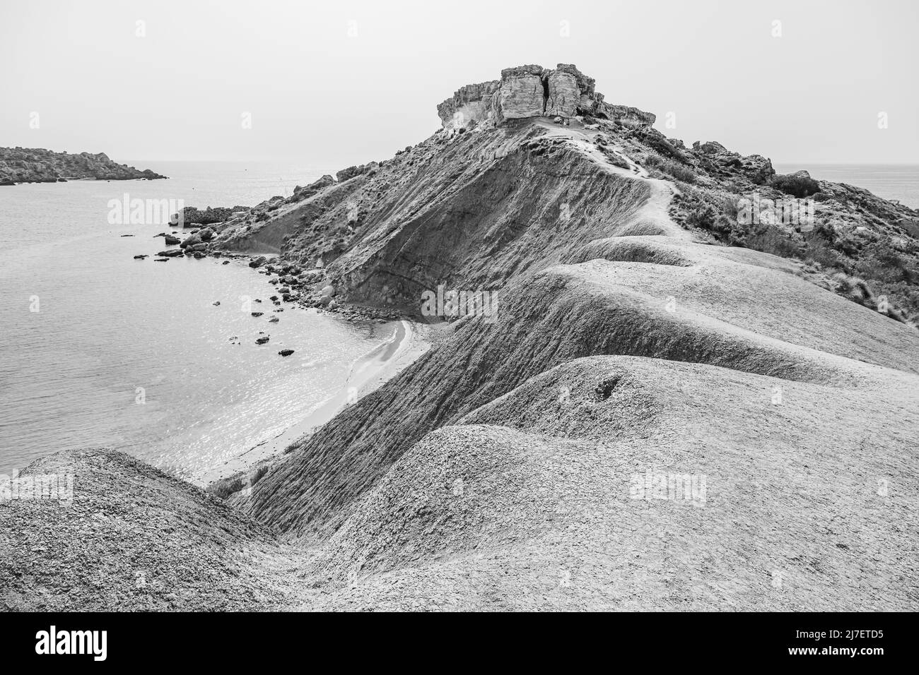 Image en noir et blanc du paysage lunaire entre la baie de Ghajn Tuffieha et la baie de Qarraba à l'ouest de Malte. Banque D'Images