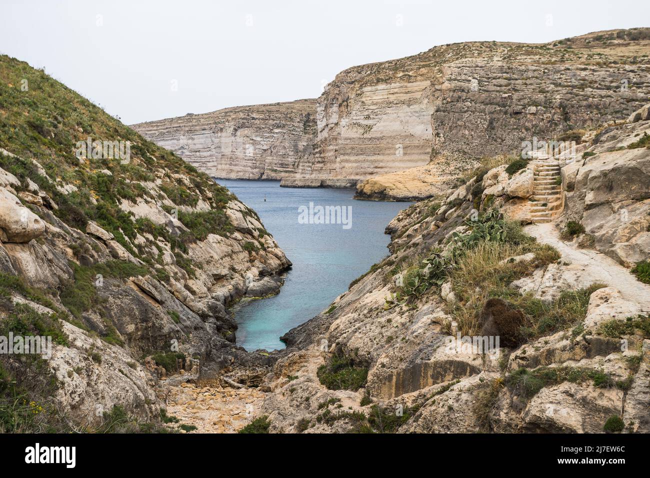 Baie de Xlendi entourée de falaises sur l'île de Gozo, Malte. Banque D'Images