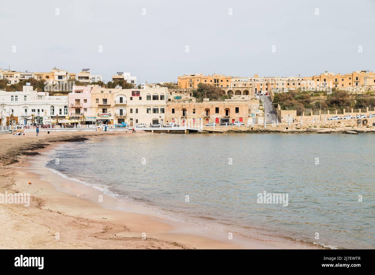 St George's Bay près de la Valette vu un matin calme en avril 2022 à Malte. Banque D'Images