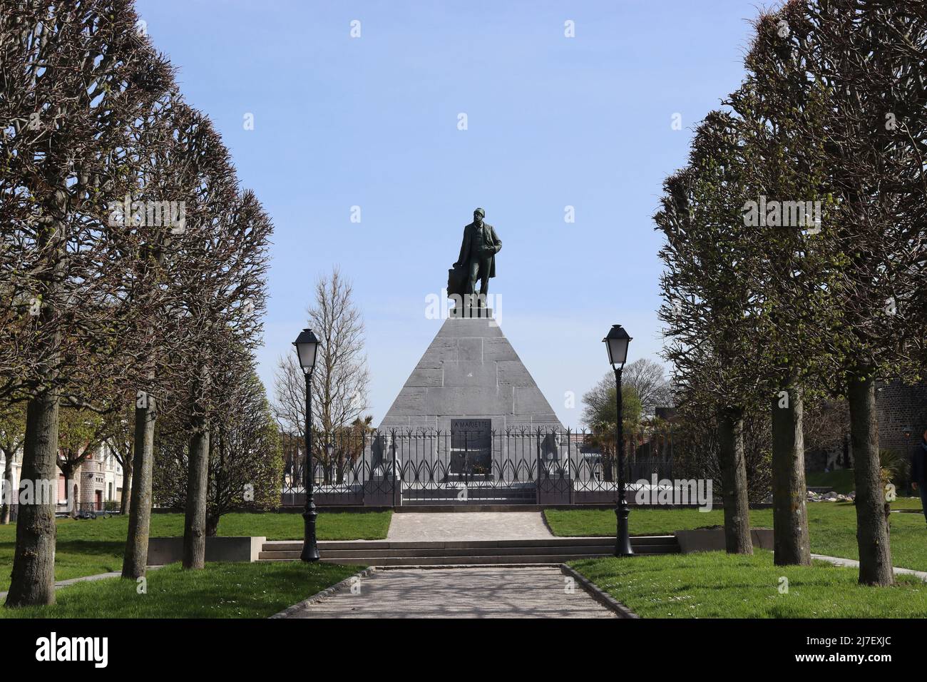 BOULOGNE-SUR-mer, FRANCE, 5 AVRIL 2022 : vue sur la statue de Squareand d'Auguste Mariette Pacha à Boulogne. C'est une destination touristique dédiée à Banque D'Images