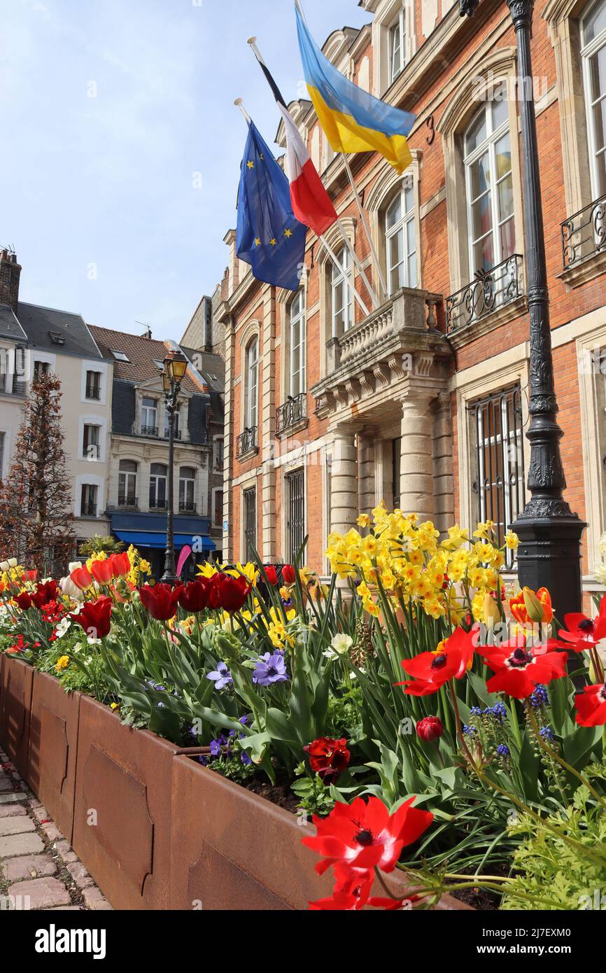 Vue pittoresque au printemps sur les jardins éphémères et l'hôtel de ville de Boulogne-sur-Mer datant du 18th siècle, sur la magnifique côte opale du nord de la France. IRG Banque D'Images