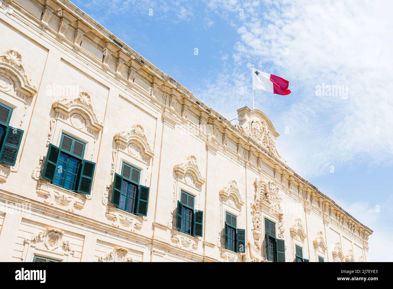 Drapeau de Malte au-dessus de la place Castille vu en avril 2022 lors d'un voyage à la Valette, la capitale de Malte. Banque D'Images