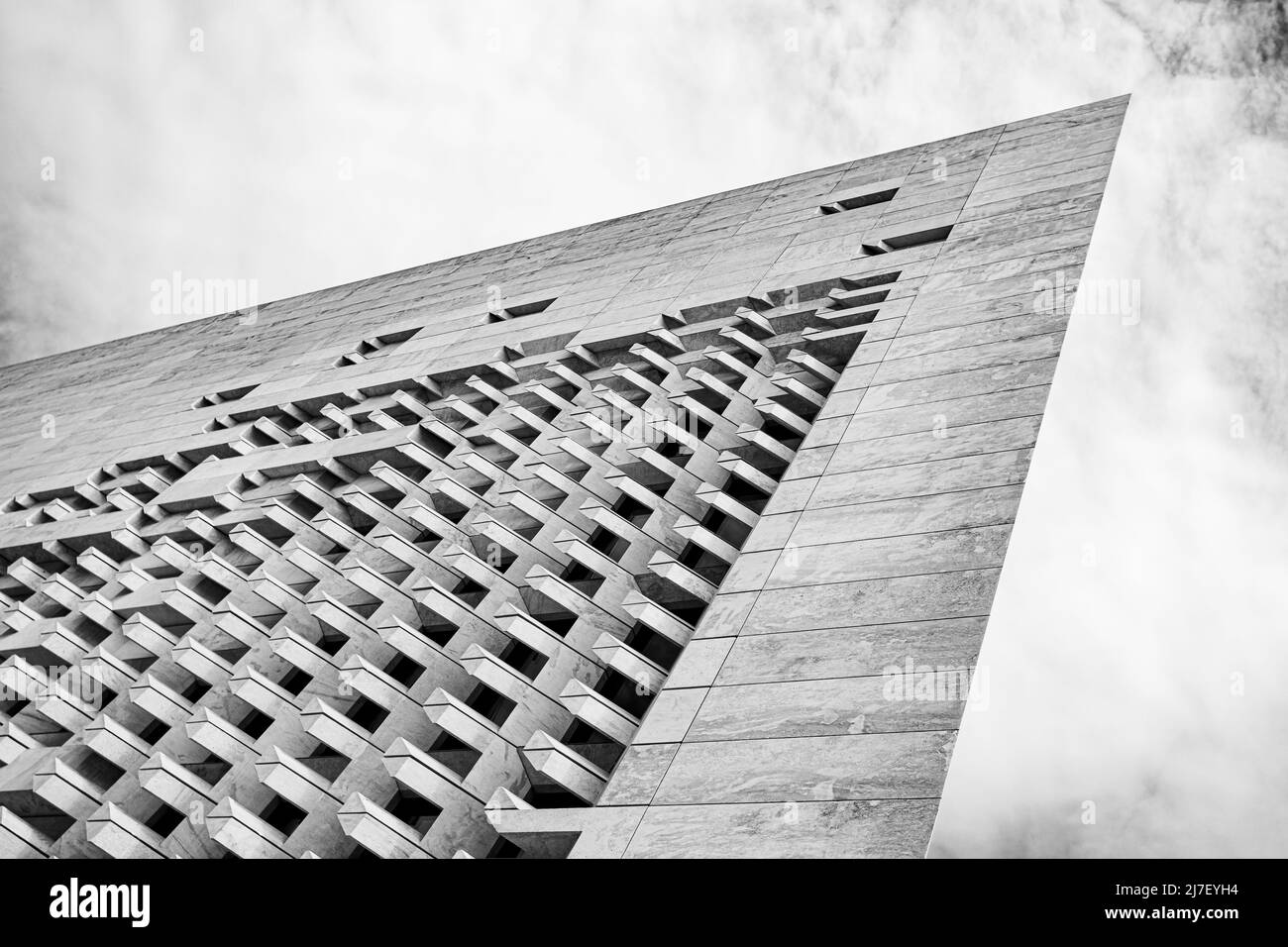 Une image en noir et blanc du nouveau Parlement au cœur de la Valette, Malte, vue en mai 2022. Banque D'Images