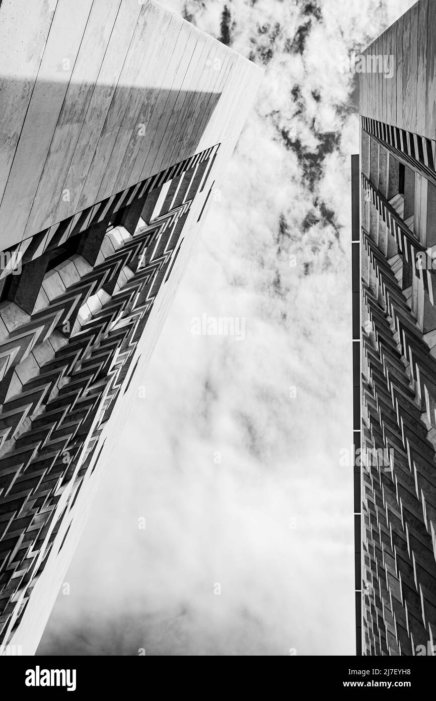 Une image en noir et blanc de deux des bâtiments qui composent la nouvelle Maison du Parlement au coeur de la Valette, Malte vu en mai 2022. Banque D'Images