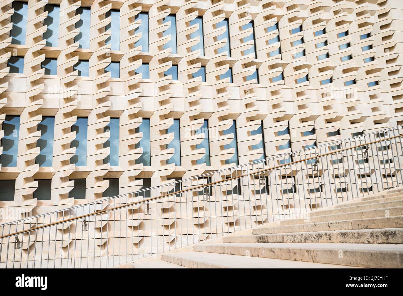 De larges marches et une rampe mènent à l'extérieur du Parlement à la Valette, Malte, en mai 2022, créant une image très abstraite. Banque D'Images