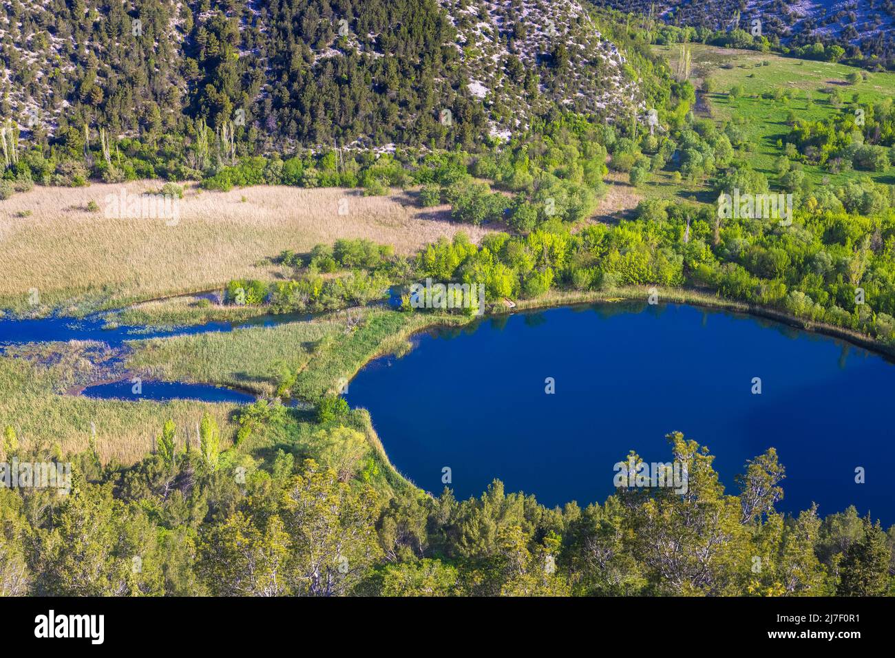 Source du lac Torak dans le canyon de la rivière Cikola, Croatie Banque D'Images