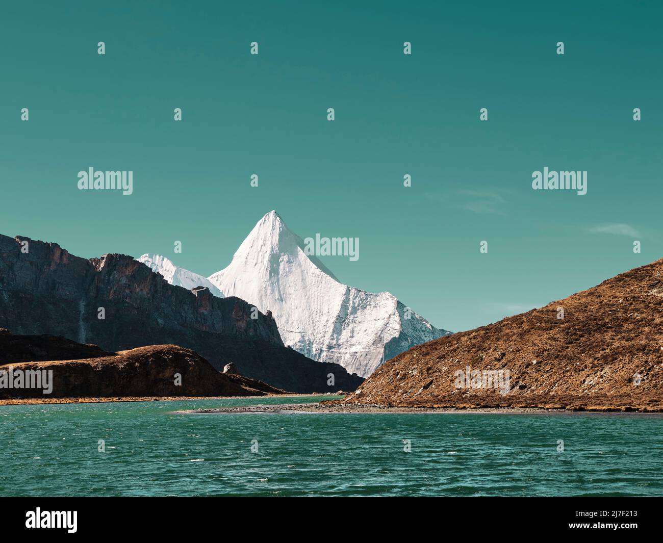 le mont yangmaiyong (ou jampayang en langue tibétaine) et le lac boyongcuo sous le ciel bleu en yading, comté de daocheng, province du sichuan, chine Banque D'Images