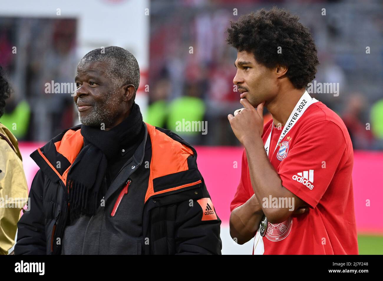 Munich, Allemagne. 08th mai 2022. Serge GNABRY (FC Bayern Munich) avec le  père Jean Hermann GNBARY après la cérémonie de remise des prix, football 1.  Bundesliga saison 2021/2022, match jour 33, matchday33.