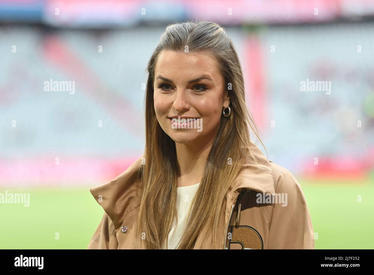 Munich, Allemagne. 08th mai 2022. Laura WONTORRA (présentatrice sportive), image unique, motif court, portrait, portrait, portrait. Football 1st saison Bundesliga 2021/2022, 33.match, matchday33. FC Bayern Munich-VFB Stuttgart 2-2 le 8th mai 2022, ALLIANZARENA Munich. Credit: dpa/Alay Live News Banque D'Images