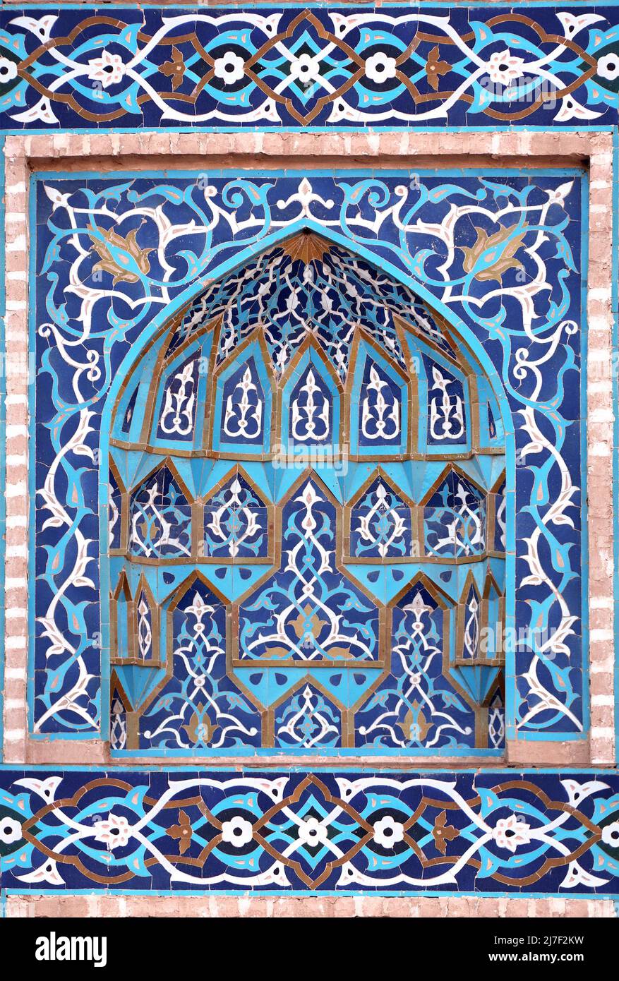 Détail de mur traditionnel persan mosaïque avec ornement géométrique et floral, Iran. Cadre vertical avec carreaux de céramique bleu, cian, marron et blanc Banque D'Images
