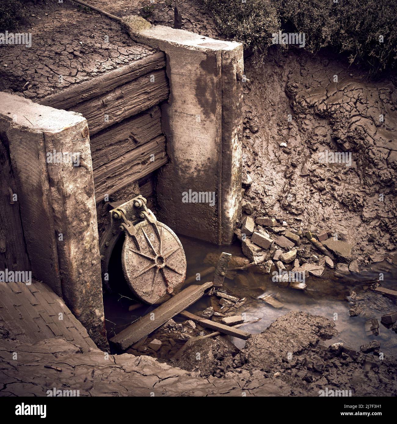 Ancien tuyau d'évacuation sur les eaux usées industrielles Banque D'Images