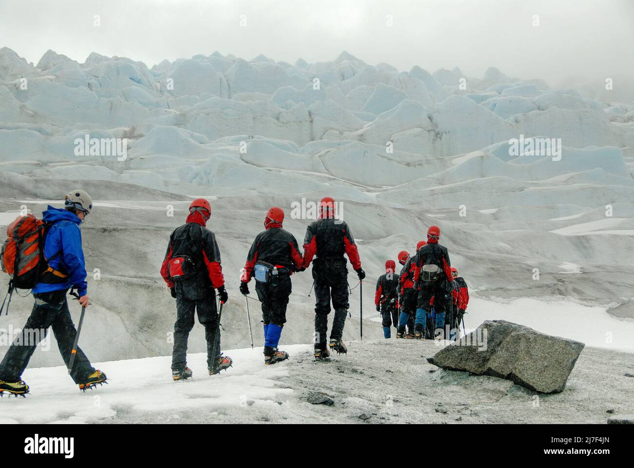 Les touristes font de la randonnée sur le glacier Mendenhall, près de Juneau. Banque D'Images