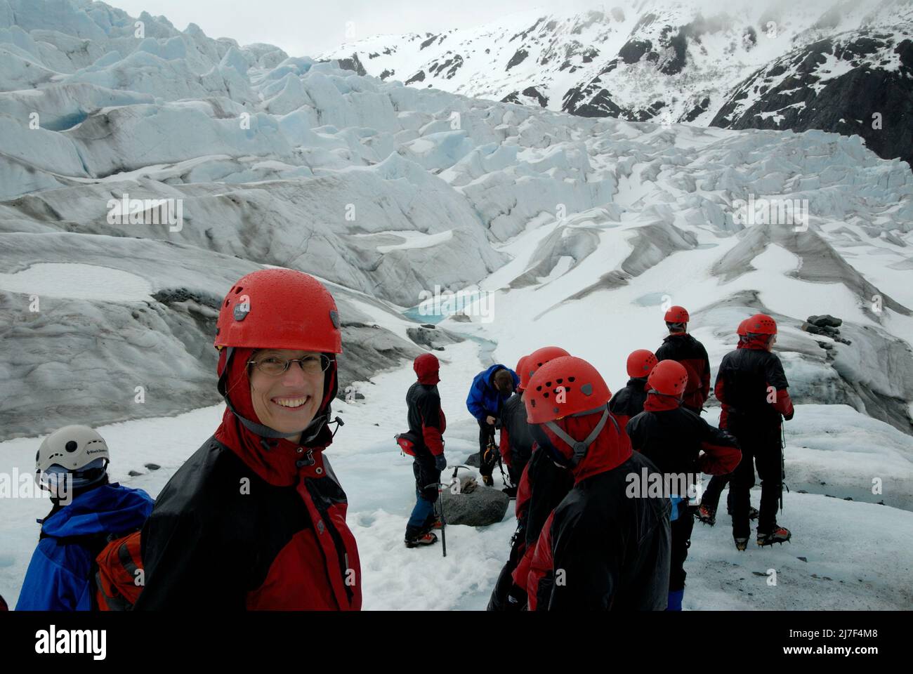 Les touristes font de la randonnée sur le glacier Mendenhall, près de Juneau. Banque D'Images