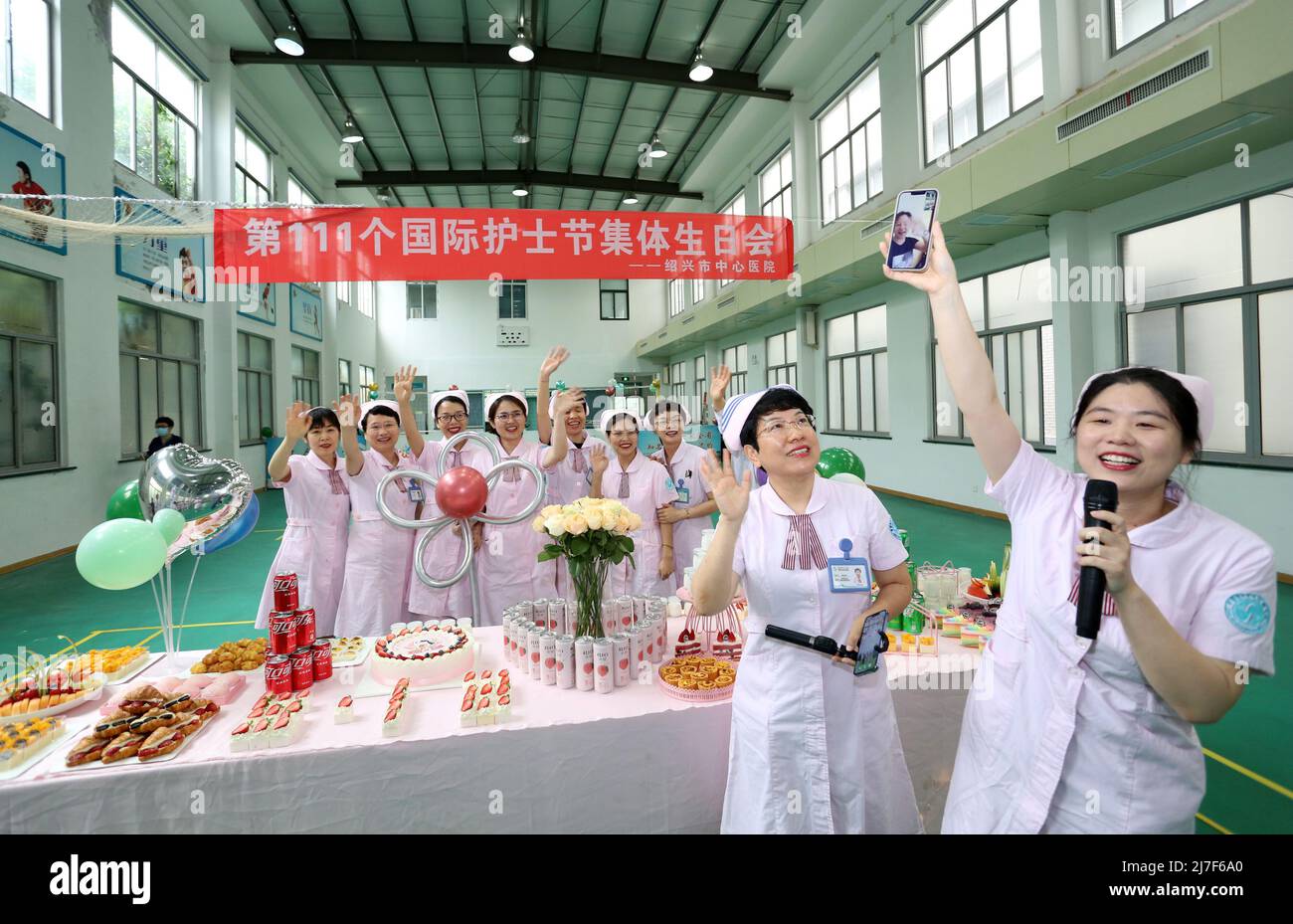 SHAOXING, CHINE - le 9 MAI 2022 - l'hôpital central de Shaoxing a tenu une cérémonie pour commémorer la Journée internationale des infirmières, le 9 mai 2022, Shaoxing, Zhejian Banque D'Images