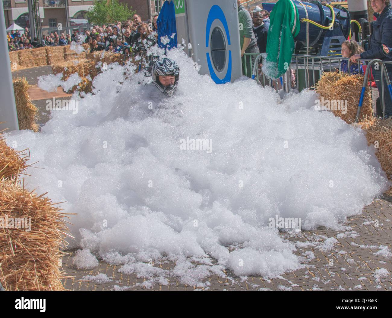 Sint Niklaas, Belgique, 05 mai 2019, lors d'une course de soapbox, un homme traverse une montagne de mousse et tout ce que nous voyons, c'est sa tête avec un casque Banque D'Images