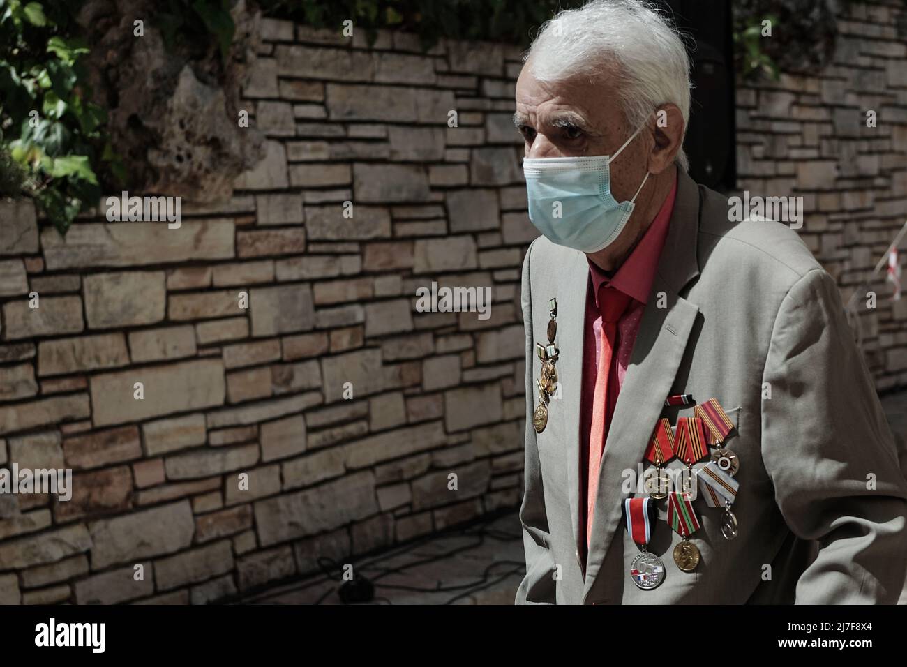 Jérusalem, Israël. 9th mai 2022. Les anciens combattants de la Seconde Guerre mondiale et les descendants de tout le pays se réunissent au Monument aux soldats juifs de l'Armée rouge pendant la Seconde Guerre mondiale dans le cimetière militaire du Mont Herzl à Jérusalem, certains dans leurs uniformes de la Seconde Guerre mondiale avec des médailles, des décorations et des petits-enfants célébrant la victoire des alliés sur l'Allemagne nazie. Le Premier ministre Bennett aurait refusé une demande de l'Ukraine d'annuler les cérémonies, marquant ainsi l'une des plus importantes fêtes laïques de Russie, faisant preuve de solidarité avec la victoire de l'Armée rouge. Crédit : NIR Amon/Alamy Live News Banque D'Images