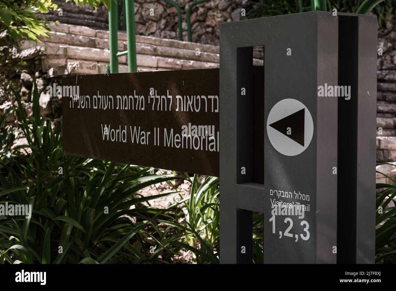 Jérusalem, Israël. 9th mai 2022. Les anciens combattants de la Seconde Guerre mondiale et les descendants de tout le pays se réunissent au Monument aux soldats juifs de l'Armée rouge pendant la Seconde Guerre mondiale dans le cimetière militaire du Mont Herzl à Jérusalem, certains dans leurs uniformes de la Seconde Guerre mondiale avec des médailles, des décorations et des petits-enfants célébrant la victoire des alliés sur l'Allemagne nazie. Le Premier ministre Bennett aurait refusé une demande de l'Ukraine d'annuler les cérémonies, marquant ainsi l'une des plus importantes fêtes laïques de Russie, faisant preuve de solidarité avec la victoire de l'Armée rouge. Crédit : NIR Amon/Alamy Live News Banque D'Images Jérusalem, Israël. 9th mai 2022. Les anciens combattants de la Seconde Guerre mondiale et les descendants de tout le pays se réunissent au Monument aux soldats juifs de l'Armée rouge pendant la Seconde Guerre mondiale dans le cimetière militaire du Mont Herzl à Jérusalem, certains dans leurs uniformes de la Seconde Guerre mondiale avec des médailles, des décorations et des petits-enfants célébrant la victoire des alliés sur l'Allemagne nazie. Le Premier ministre Bennett aurait refusé une demande de l'Ukraine d'annuler les cérémonies, marquant ainsi l'une des plus importantes fêtes laïques de Russie, faisant preuve de solidarité avec la victoire de l'Armée rouge. Crédit : NIR Amon/Alamy Live News Banque D'Images