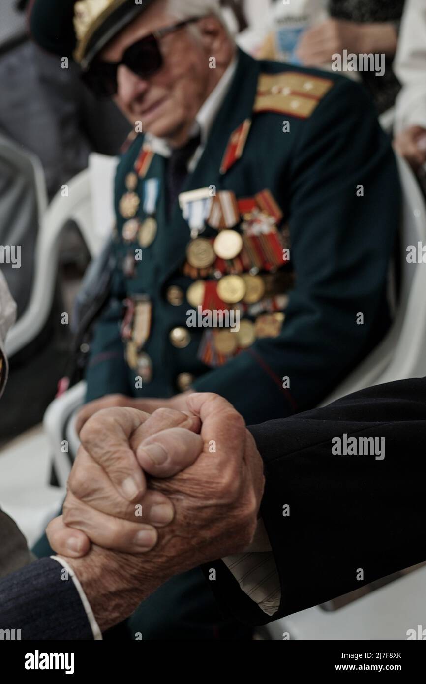 Jérusalem, Israël. 9th mai 2022. Les anciens combattants de la Seconde Guerre mondiale et les descendants de tout le pays se réunissent au Monument aux soldats juifs de l'Armée rouge pendant la Seconde Guerre mondiale dans le cimetière militaire du Mont Herzl à Jérusalem, certains dans leurs uniformes de la Seconde Guerre mondiale avec des médailles, des décorations et des petits-enfants célébrant la victoire des alliés sur l'Allemagne nazie. Le Premier ministre Bennett aurait refusé une demande de l'Ukraine d'annuler les cérémonies, marquant ainsi l'une des plus importantes fêtes laïques de Russie, faisant preuve de solidarité avec la victoire de l'Armée rouge. Crédit : NIR Amon/Alamy Live News Banque D'Images