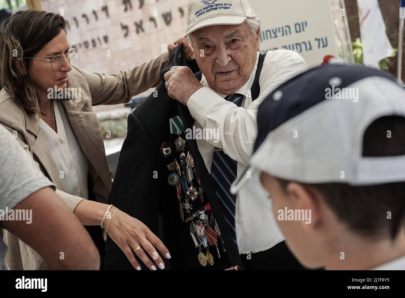 Jérusalem, Israël. 9th mai 2022. Les anciens combattants de la Seconde Guerre mondiale et les descendants de tout le pays se réunissent au Monument aux soldats juifs de l'Armée rouge pendant la Seconde Guerre mondiale dans le cimetière militaire du Mont Herzl à Jérusalem, certains dans leurs uniformes de la Seconde Guerre mondiale avec des médailles, des décorations et des petits-enfants célébrant la victoire des alliés sur l'Allemagne nazie. Le Premier ministre Bennett aurait refusé une demande de l'Ukraine d'annuler les cérémonies, marquant ainsi l'une des plus importantes fêtes laïques de Russie, faisant preuve de solidarité avec la victoire de l'Armée rouge. Crédit : NIR Amon/Alamy Live News Banque D'Images Jérusalem, Israël. 9th mai 2022. Les anciens combattants de la Seconde Guerre mondiale et les descendants de tout le pays se réunissent au Monument aux soldats juifs de l'Armée rouge pendant la Seconde Guerre mondiale dans le cimetière militaire du Mont Herzl à Jérusalem, certains dans leurs uniformes de la Seconde Guerre mondiale avec des médailles, des décorations et des petits-enfants célébrant la victoire des alliés sur l'Allemagne nazie. Le Premier ministre Bennett aurait refusé une demande de l'Ukraine d'annuler les cérémonies, marquant ainsi l'une des plus importantes fêtes laïques de Russie, faisant preuve de solidarité avec la victoire de l'Armée rouge. Crédit : NIR Amon/Alamy Live News Banque D'Images