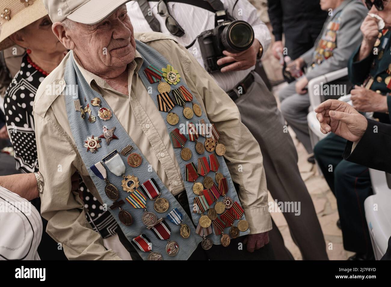 Jérusalem, Israël. 9th mai 2022. Les anciens combattants de la Seconde Guerre mondiale et les descendants de tout le pays se réunissent au Monument aux soldats juifs de l'Armée rouge pendant la Seconde Guerre mondiale dans le cimetière militaire du Mont Herzl à Jérusalem, certains dans leurs uniformes de la Seconde Guerre mondiale avec des médailles, des décorations et des petits-enfants célébrant la victoire des alliés sur l'Allemagne nazie. Le Premier ministre Bennett aurait refusé une demande de l'Ukraine d'annuler les cérémonies, marquant ainsi l'une des plus importantes fêtes laïques de Russie, faisant preuve de solidarité avec la victoire de l'Armée rouge. Crédit : NIR Amon/Alamy Live News Banque D'Images Jérusalem, Israël. 9th mai 2022. Les anciens combattants de la Seconde Guerre mondiale et les descendants de tout le pays se réunissent au Monument aux soldats juifs de l'Armée rouge pendant la Seconde Guerre mondiale dans le cimetière militaire du Mont Herzl à Jérusalem, certains dans leurs uniformes de la Seconde Guerre mondiale avec des médailles, des décorations et des petits-enfants célébrant la victoire des alliés sur l'Allemagne nazie. Le Premier ministre Bennett aurait refusé une demande de l'Ukraine d'annuler les cérémonies, marquant ainsi l'une des plus importantes fêtes laïques de Russie, faisant preuve de solidarité avec la victoire de l'Armée rouge. Crédit : NIR Amon/Alamy Live News Banque D'Images