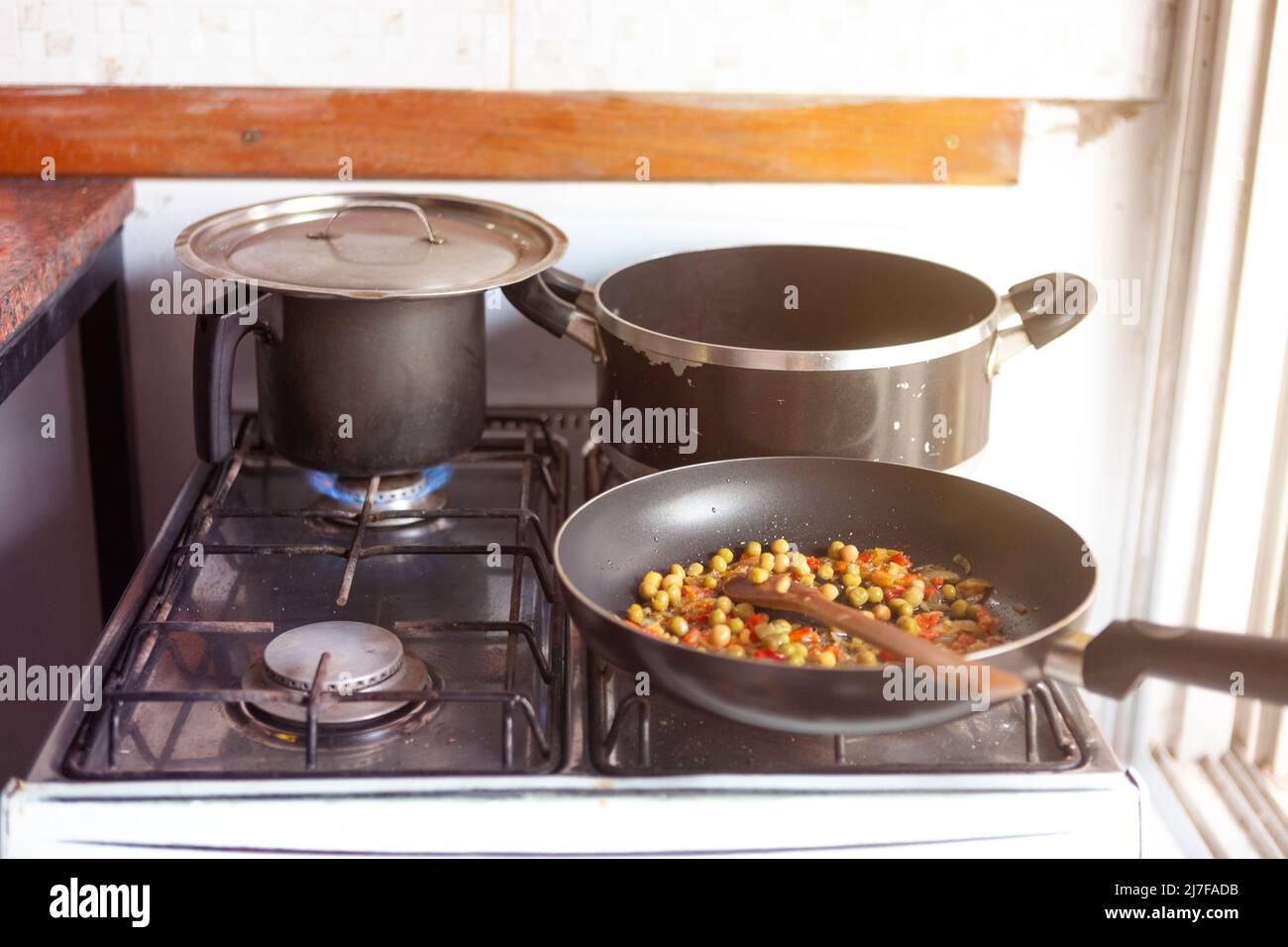 casseroles avec cuisson des aliments dans la cuisine sur cuisinière