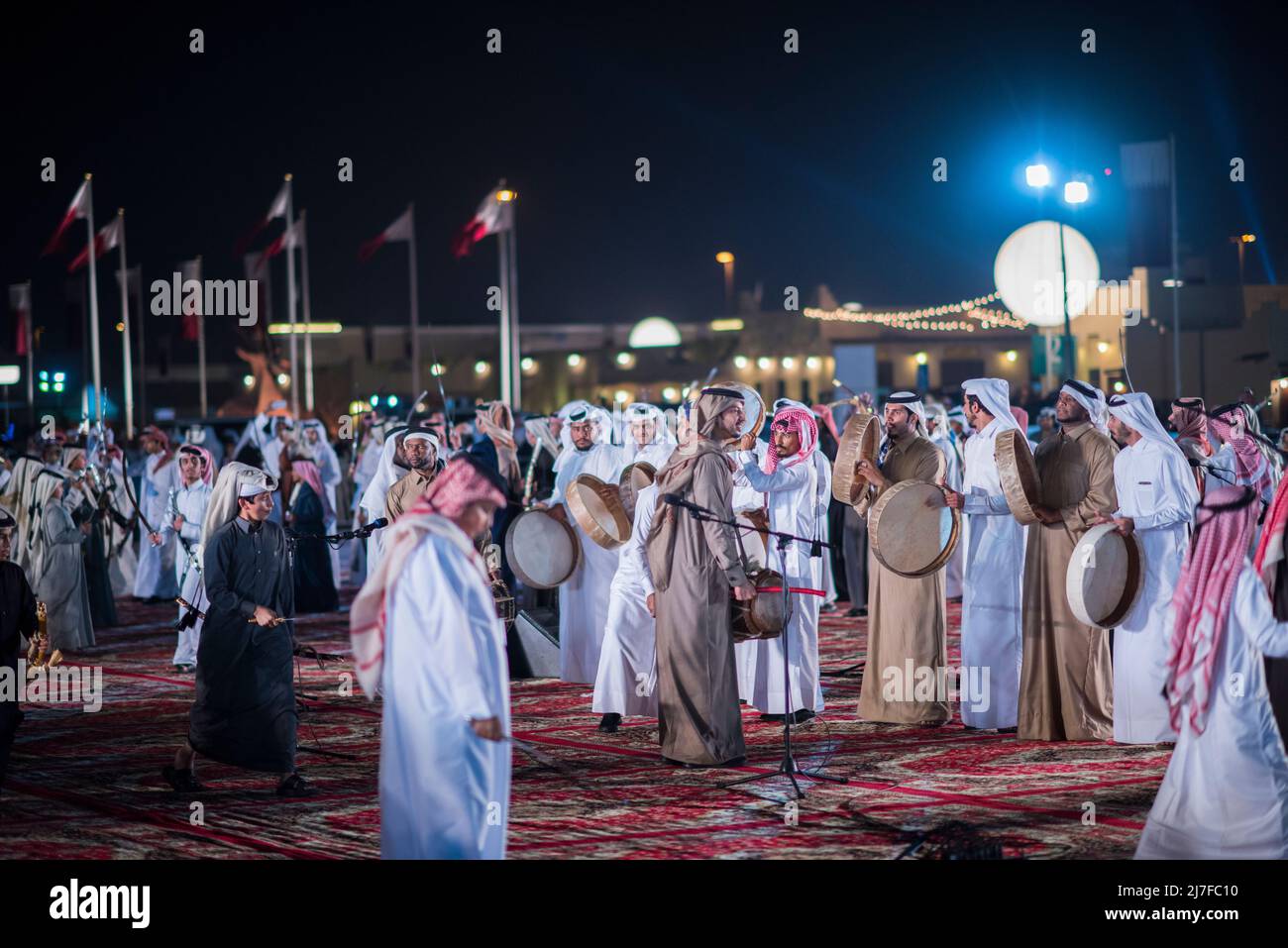 Doha, Qatar, décembre 18,2017: Les batteurs vêtus de vêtements traditionnels dans le cadre d'une performance appelée "ardha" danse au sabre à la DARB Al Saai Banque D'Images