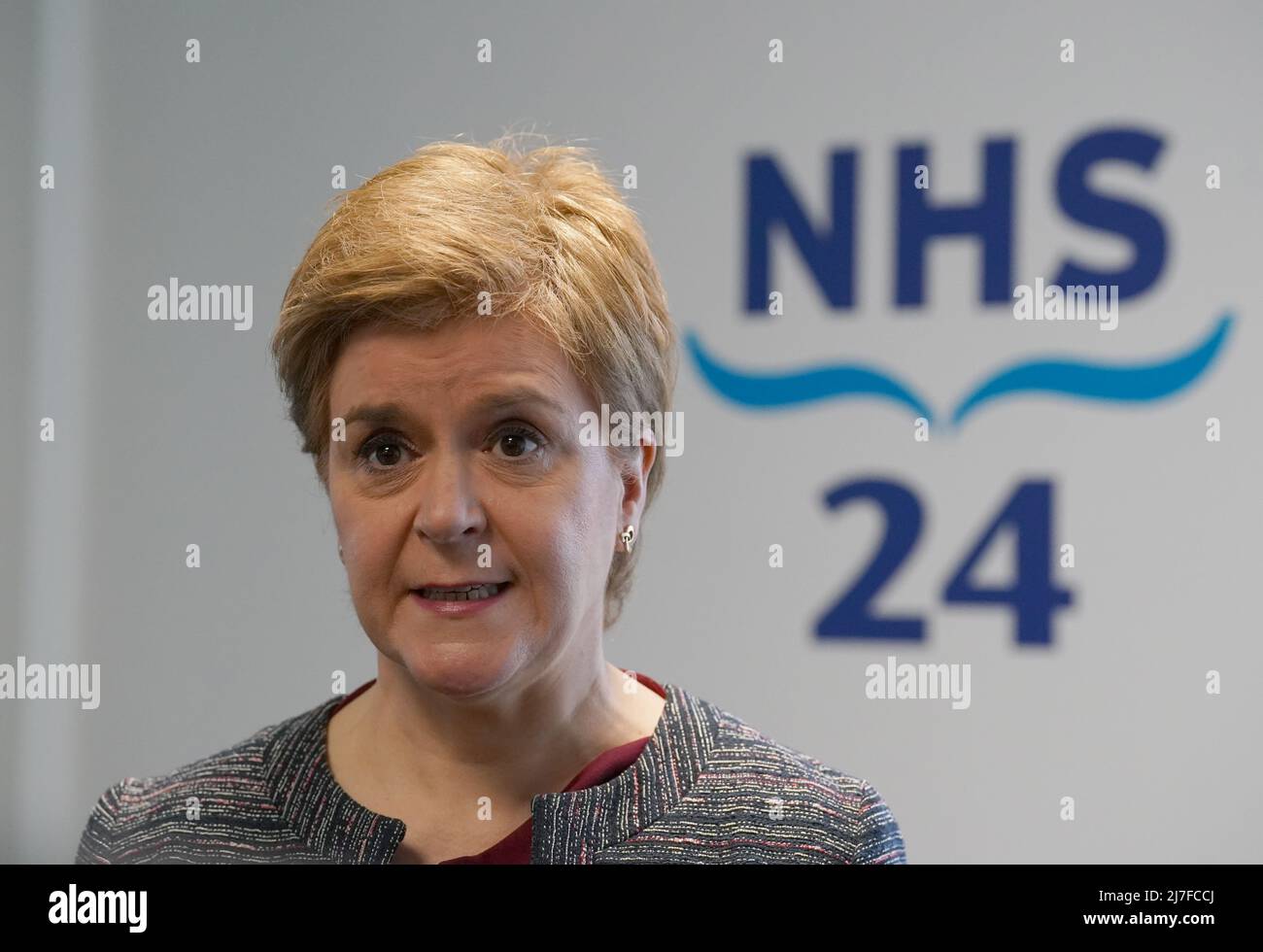 La première ministre écossaise Nicola Sturgeon lors de sa visite pour ouvrir le nouveau centre du NHS 24 à Hillington, Glasgow, dans le cadre des célébrations du 20th anniversaire de l'organisation. Date de la photo: Lundi 9 mai 2022. Banque D'Images