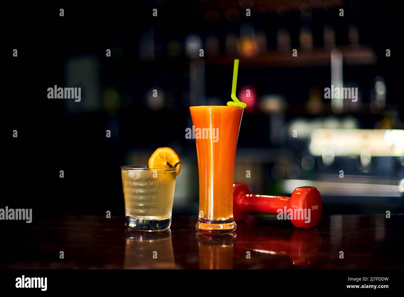 jus fraîchement pressé et cocktail revigorant dans la salle de gym. concentration sélective, faible profondeur de mise au point. un petit grain pour un effet artistique. Banque D'Images